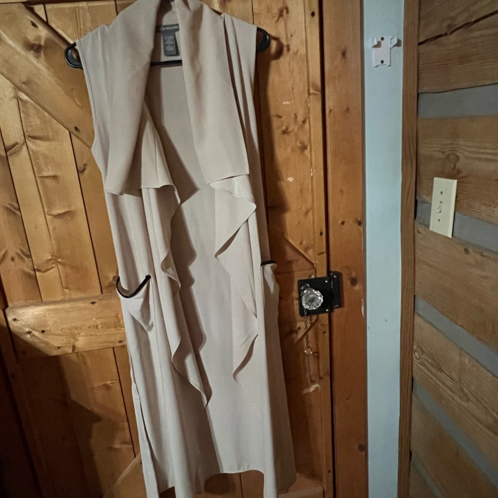 Kate and Mallory, Cream long coverup
